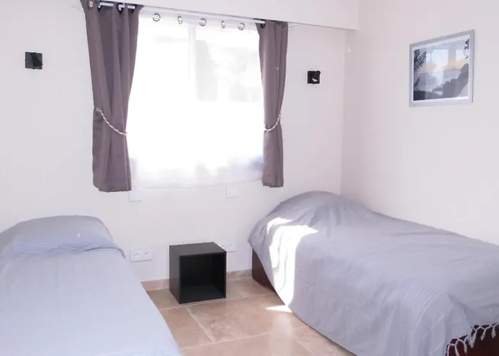 2p Refait à Neuf Avec Clim Et Garage, Piscine, Proche Commerces Et à - Fr-1-780-21 *