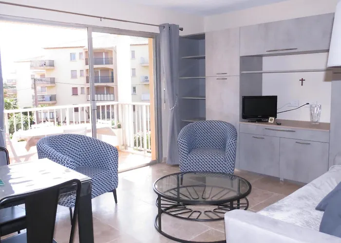 Appartement 2p Refait à Neuf Avec Clim Et Garage, Piscine, Proche Commerces Et à - Fr-1-780-21 Sainte-Maxime